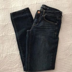 AEO DARK WASH SKINNY JEANS SZ. 4M 🌹